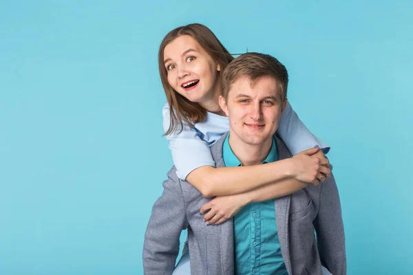 Engraçado jovem casal em estúdio atirar com fundo azul . — Fotografia de Stock