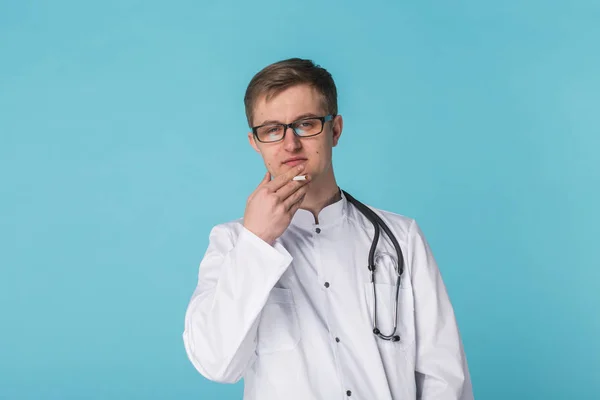 흡연 젊은 의사가 청진 기 — 스톡 사진