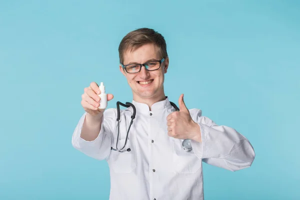 Młody Doktor w okularach, zalecając medycznych krople — Zdjęcie stockowe