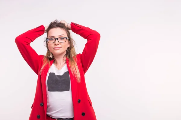 Retrato Una Hermosa Mujer Joven Con Chaqueta Roja Gafas — Foto de Stock