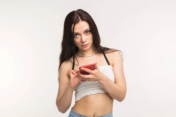 Rossz kapcsolat fogalma - ideges nő tartja a mobilját felett fehér háttér — Stock Fotó
