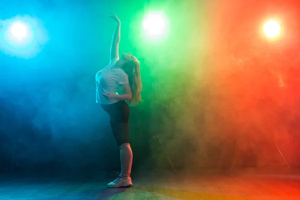 Gente y concepto de baile- Mujer joven europea bailando jazz funk sobre fondo de color — Foto de Stock