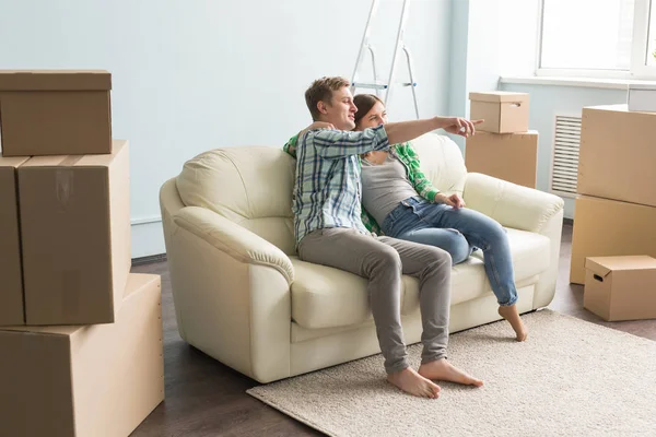 Просто переїхала молода пара на диван планування інтер'єру в новому будинку . — стокове фото