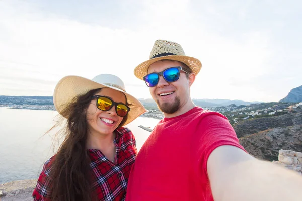 Conceito de viagem, férias e férias - Bom casal tirando selfie perto de um mar — Fotografia de Stock