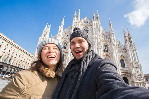 Seyahat etmek, fotoğraf çekmek ve insan kavramı - mutlu çift kendi kendine portre Milano Duomo kare alma — Stok fotoğraf