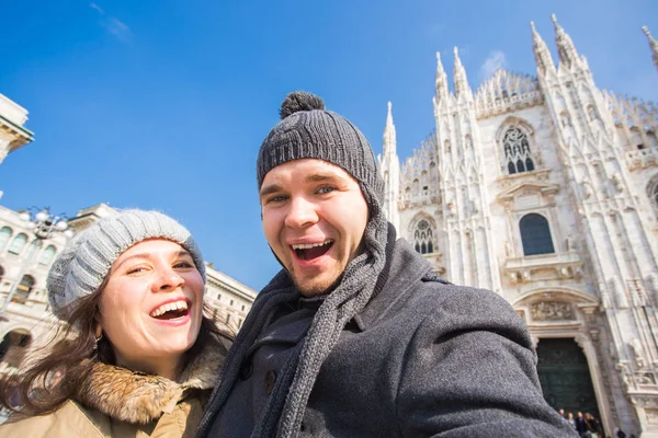 Seyahat etmek, fotoğraf çekmek ve insan kavramı - mutlu çift kendi kendine portre Milano Duomo kare alma — Stok fotoğraf