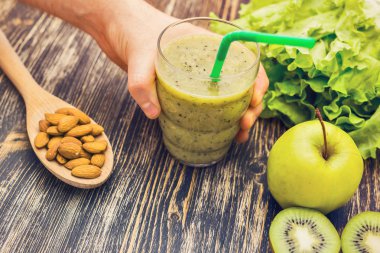 Kivi ile sağlıklı yeşil güler yüzlü, rustik ahşap arka plan üzerinde elma.