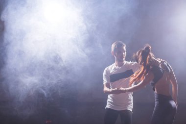 Genç çift dans sosyal danse kizomba veya bachata seviyorum.