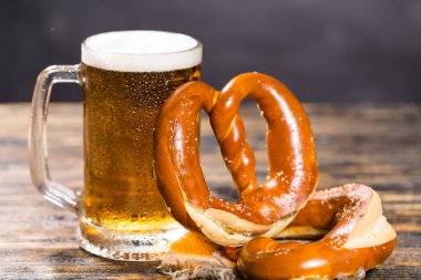 Alkol, sıvı, gıda kavramı - bira çörek bir masada büyük bir fincan