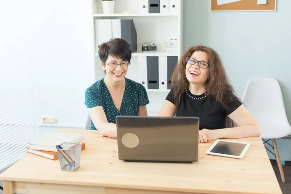 Menschen, Technologie und Kommunikationskonzept - niedliche Arbeiterinnen ruhen sich im Büro aus — Stockfoto