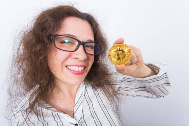 Cryptocurrency, sanal para ve ekonomi kavramı - mutlu genç kadın altın bitcoin ile eğleniyor portre paralar.