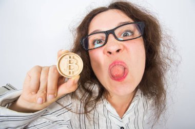 Cryptocurrency, sanal para ve ekonomi kavramı - mutlu genç kadın altın bitcoin ile eğleniyor portre paralar.