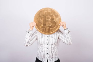 Altın bitcoin tutan komik kadın. Sanal para, kripto para birimi ve blockchain kavramı