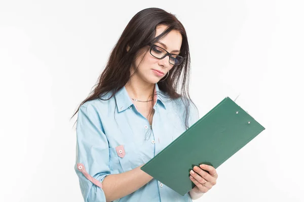 Business and People Konzept - schöne Frau macht sich Notizen vor weißem Hintergrund — Stockfoto