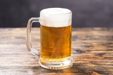 Soluk bira bir rustik ahşap masa kopya alanı ile yerleştirilen bir fincan