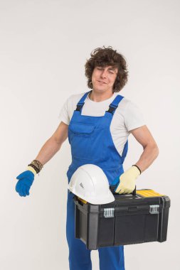 İnşaat, yapı ve işçi kavramı - kask ve kameraya gülme araç kutusu ile mutlu yakışıklı Oluşturucu.