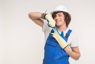 İnşaat, yapı ve işçi kavramı - kask içinde mutlu Oluşturucu portresi eldivenleri alır..