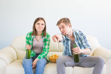 Futbol Dünya Kupası kavramı - televizyonda spor maç izlerken kanepe oturan arkadaş çift