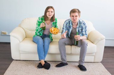 Futbol Dünya Kupası kavramı - heyecanlı ve mutlu televizyonda spor maç izlerken Modern Çift