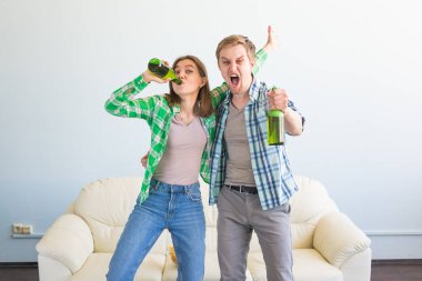 Futbol Dünya Kupası kavramı - genç arkadaşlar içki bira ve futbol için tezahürat