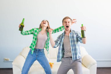 Futbol Dünya Kupası kavramı - heyecanlı ve mutlu televizyonda spor maç izlerken Modern Çift