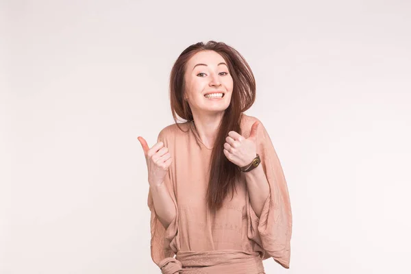 패션, 스타일과 제스처 개념-흰색 배경에 보여주는 행복 한 웃는 젊은 여자 엄지손가락 — 스톡 사진