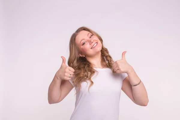 Glückliche Junge Frau Mit Daumen Nach Oben Auf Weißem Hintergrund — Stockfoto