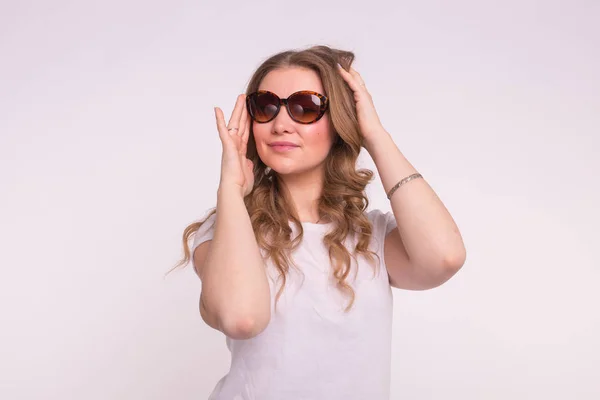 Schöne junge Frau in stylischer Sonnenbrille über weißem Hintergrund — Stockfoto