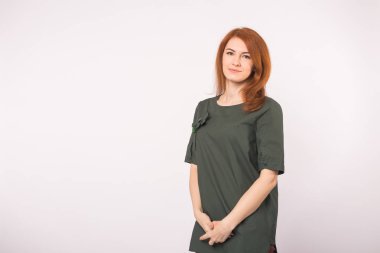 Moda, modelleme ve insanlar kavramı - kopya alanı ile beyaz arka plan üzerinde duran genç Kırmızı baş kadın