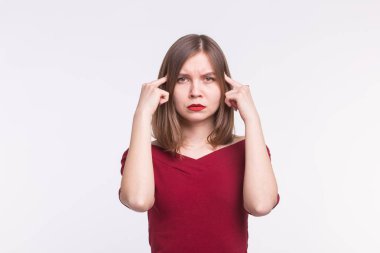 Duygular, duygular ve insanlar kavramı - çıplak omuz stres, beyaz arka plan üzerinde duygu onun tapınaklar dokunmadan olan güzel kadın portresi.