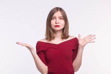 Duygular, duygular ve insanlar kavramı - kırmızı top üzgün genç kadın ellerini çizmek