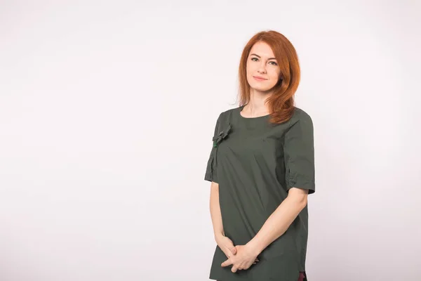 Mode, Modellierung und People-Konzept - junge Frau mit rotem Kopf vor weißem Hintergrund mit Kopierraum — Stockfoto