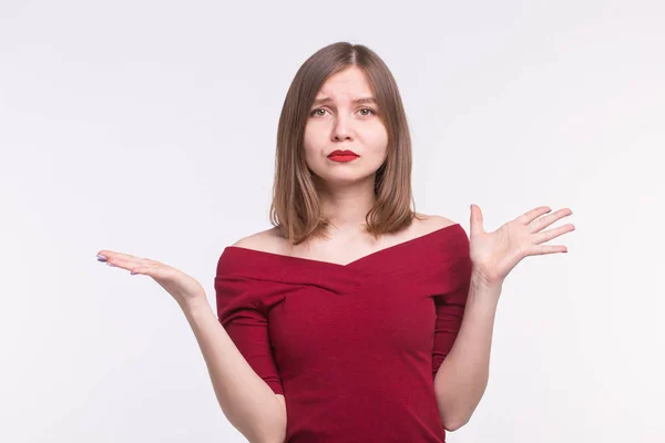 Sentimientos, emociones y concepto de la gente - Mujer joven triste en la parte superior roja dibujar sus manos — Foto de Stock