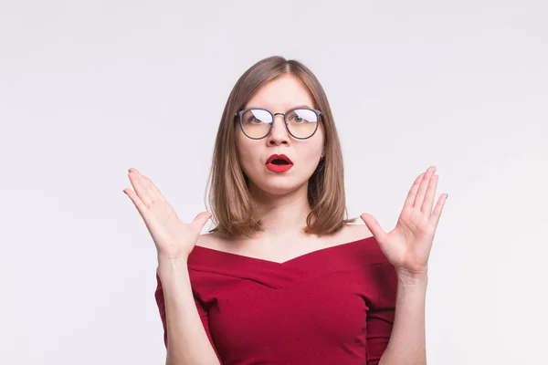 Retrato de chica impactada con labios rojos en gafas con las manos arriba . — Foto de Stock