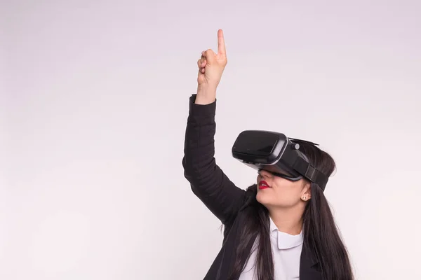 Мода, технологій, люди концепції - азіатські жінки відіграють гри в віртуальної реальності окуляри — стокове фото