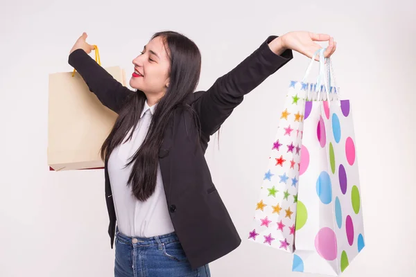 Shopping, emozioni, concetto di persone - giovane donna asiatica felice con sacchetti di carta colorati dopo lo shopping — Foto Stock