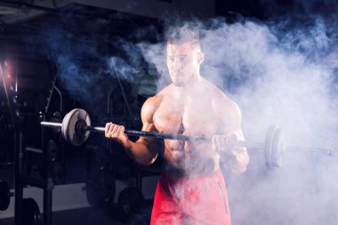 Yakışıklı güç halter atletik adamla. Altı paket, mükemmel abs, omuzlar, pazı, triceps ve göğüs ile güçlü vücut geliştirmeci