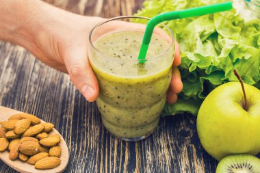 Kivi ile sağlıklı yeşil güler yüzlü, rustik ahşap arka plan üzerinde elma.