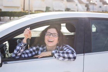 mutlu kadın sürücü yeni arabada araba anahtarı tutun
