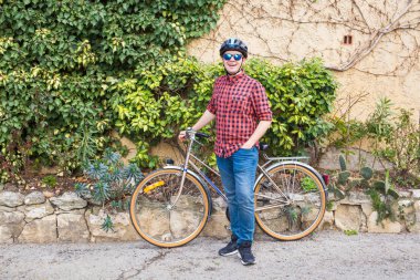 Kask ve gözlük konaklama Bisiklet arka bahçesinde erkekte