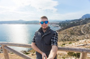 Genç adamın bir selfie tatili sırasında Coast'ta alır