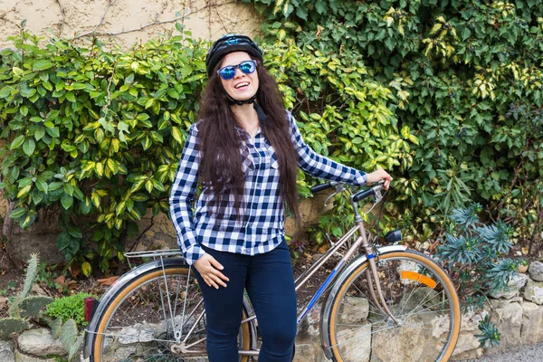 市内の公園に自転車を保持している若い女性を笑顔 — ストック写真