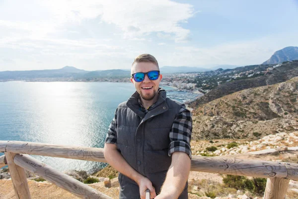 Jeune homme obtient un selfie pendant ses vacances à la côte — Photo