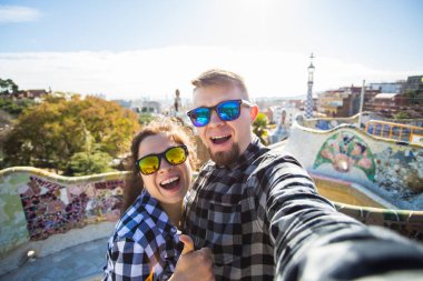 Çift selfie portre ile smartphone Park Guell, Barselona, İspanya, yapım mutlu seyahat.