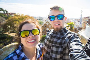 Çift selfie portre ile smartphone Park Guell, Barselona, İspanya, yapım mutlu seyahat.