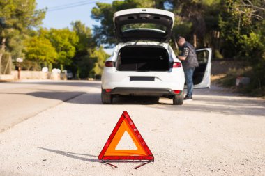 Yolda araba sorun acil bir işareti koymak gerekir