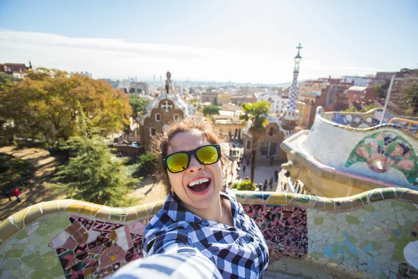 Mutlu kadın selfie portre ile smartphone Park Guell, Barselona, İspanya, yapma