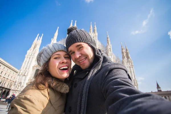 Milano Duomo Meydanı'nda kendi kendine portre çekici çift. Seyahat ve ilişki kavramı — Stok fotoğraf