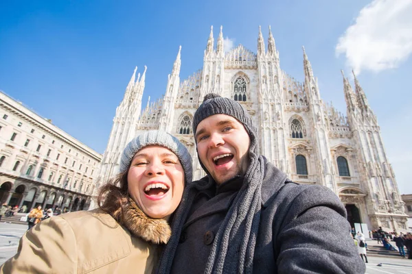 Milano Duomo Meydanı'nda kendi kendine portre çekici çift. Seyahat ve ilişki kavramı — Stok fotoğraf