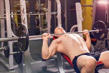 Spor, fitness, eğitim ve insan kavramı - adam tezgah sırasında spor salonunda egzersiz basın